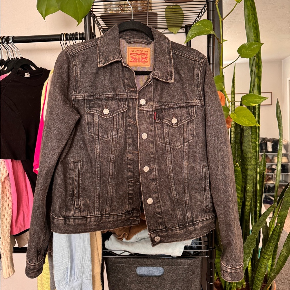 Black Levi’s “90’s Trucker Jacket”